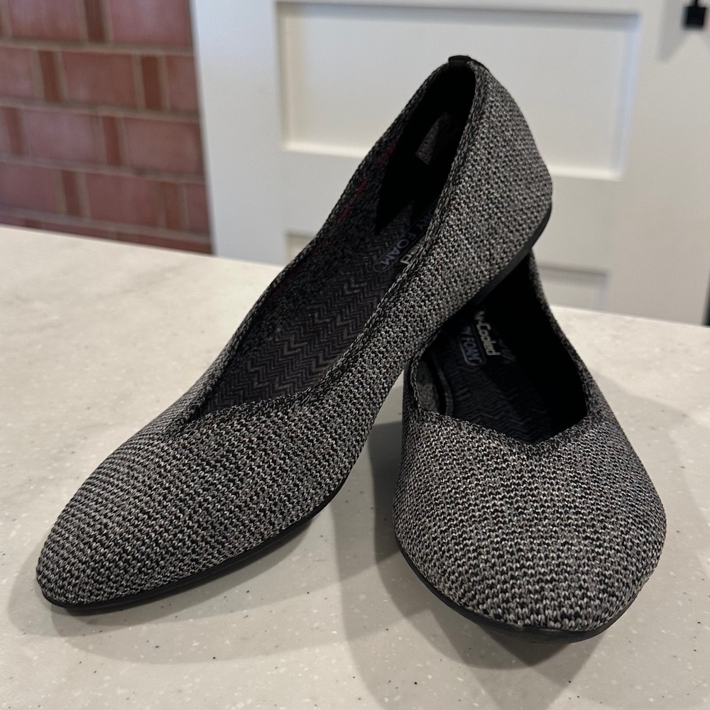 Skechers - Cleo -  Air Cooled Memory Foam Pointed Flats, Gray Size 8.5